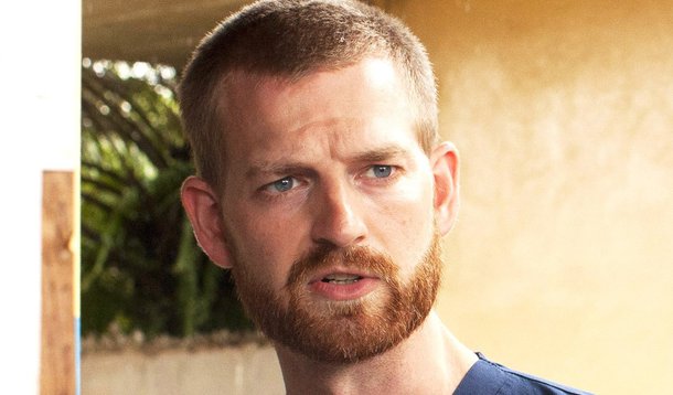 epa04338069 A handout photo provided by Samaritan's Purse on 01 August 2014 shows Dr. Kent Brantly working at an Ebola treatment clinic in Foya, Liberia, 23 June 2014. Brantly and Nancy Writebol, who are now suffering from Ebola in Liberia, are scheduled 