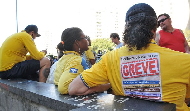 SÃO PAULO,SP,12.09.2013:PROTESTO FUNCIONÁRIOS CORREIOS/PAULISTA - Funcionários dos Correios se reúnem no vão livre do MASP, na avenida Paulista, em São Paulo (SP), para assembleia e passeata, na tarde desta quinta-feira(12). (Foto: J. Duran Machfee/Futura