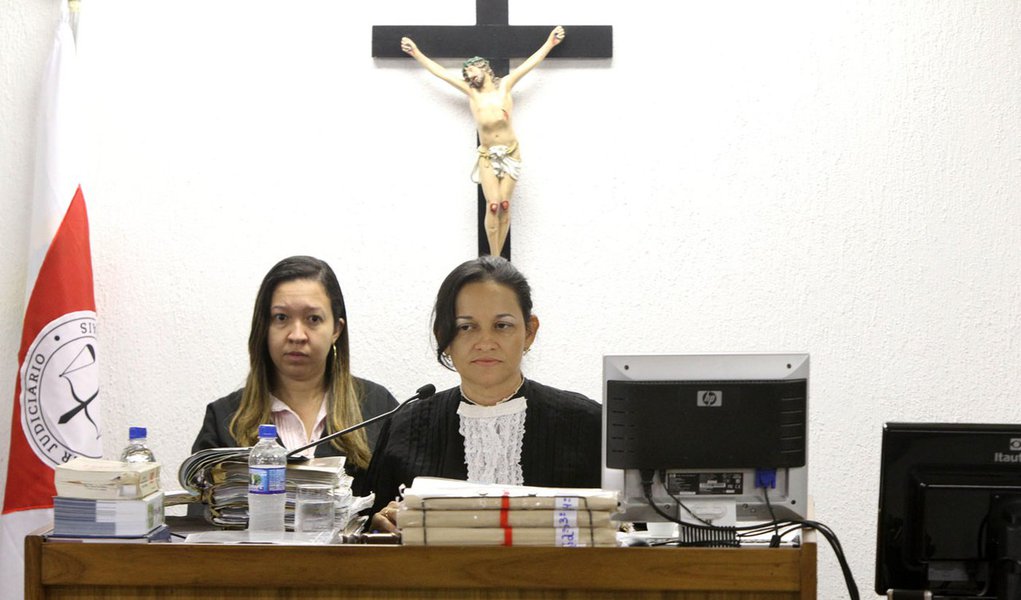 Juíza multa advogados que abandonaram júri