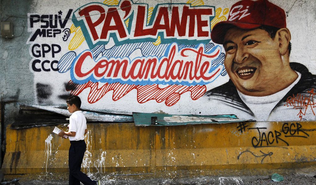 Doente em Cuba, Chávez falta à festa da própria posse