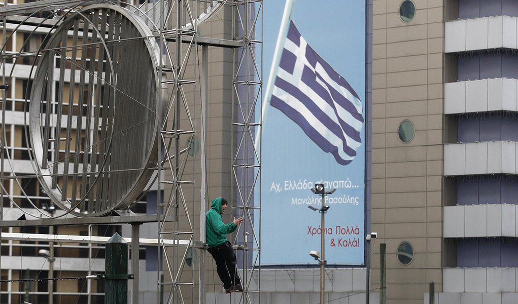 Grécia entra em 2013 sob austeridade e ascensão neonazista