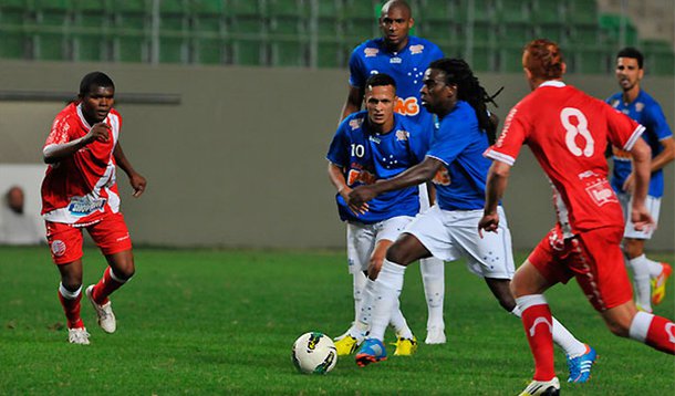 Cruzeiro dá 3 a 0 no Náutico e se mantém firme na cola do G-4