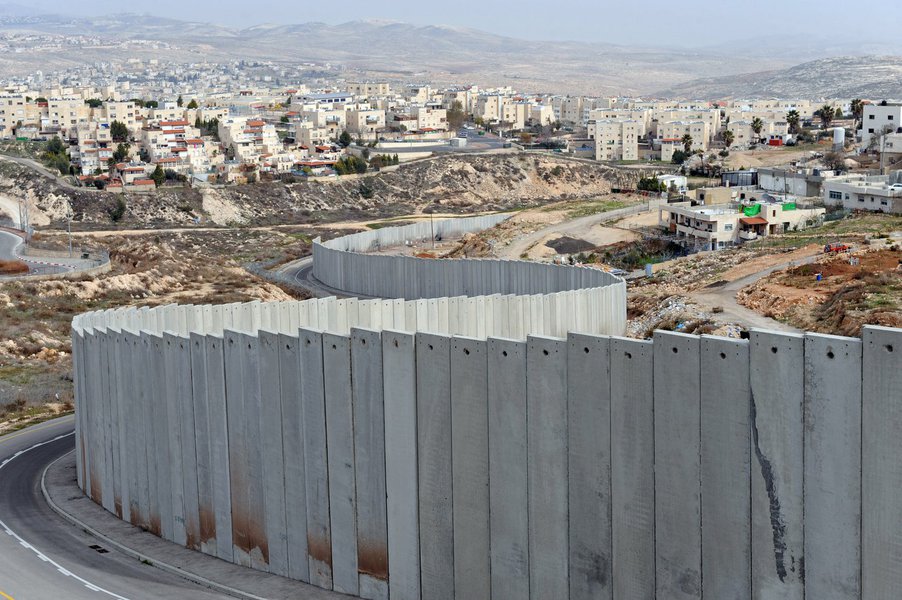 O muro de separação que isola territórios palestinos