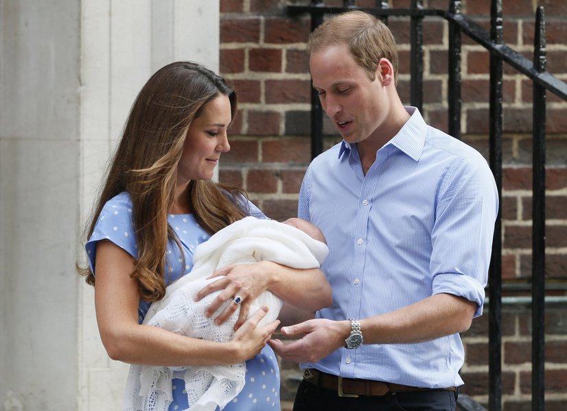 Príncipe William e Kate deixam hospital com bebê