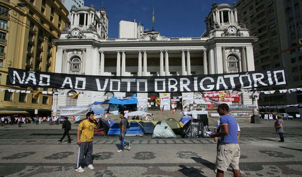 RIO DE JANEIRO,RJ,16.08.2013:PROTESTO/CINELÂNDIA/ASSINATURAS - Manifestantes acampados em frente a Câmara Municipal colhem assinaturas das pessoas que circulam pelo local, na Cinelândia, no Centro do Rio de Janeiro (RJ), nesta sexta-feira (16). (Foto: Ale