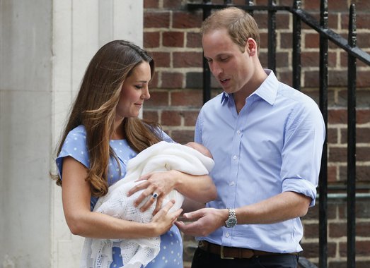 Príncipe William e Kate deixam hospital com bebê