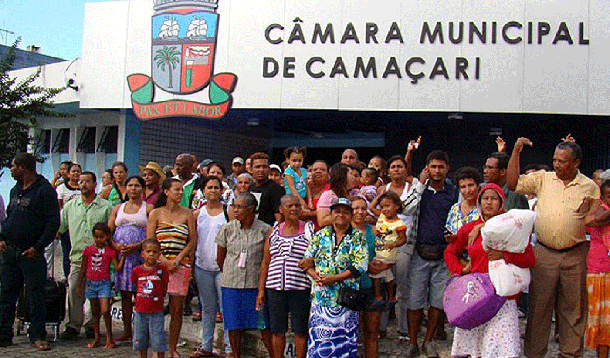 Famílias invadem Câmara de Camaçari
