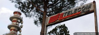 Foto de arquivo ce uma antena da Telecom Italia, no Norte de Roma. A Telecom Italia está considerando vender sua fatia de 67 por cento na operadora de celular brasileira TIM Participações em uma tentativa de reduzir sua alta dívida, afirmou nesta quarta-f