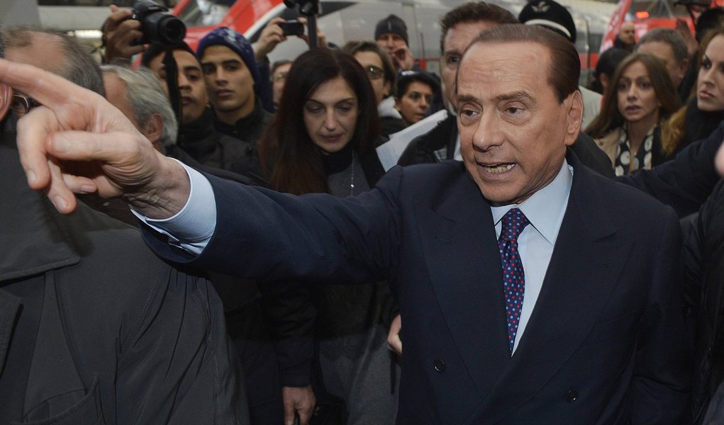 Berlusconi desiste de candidatura a premiê na Itália