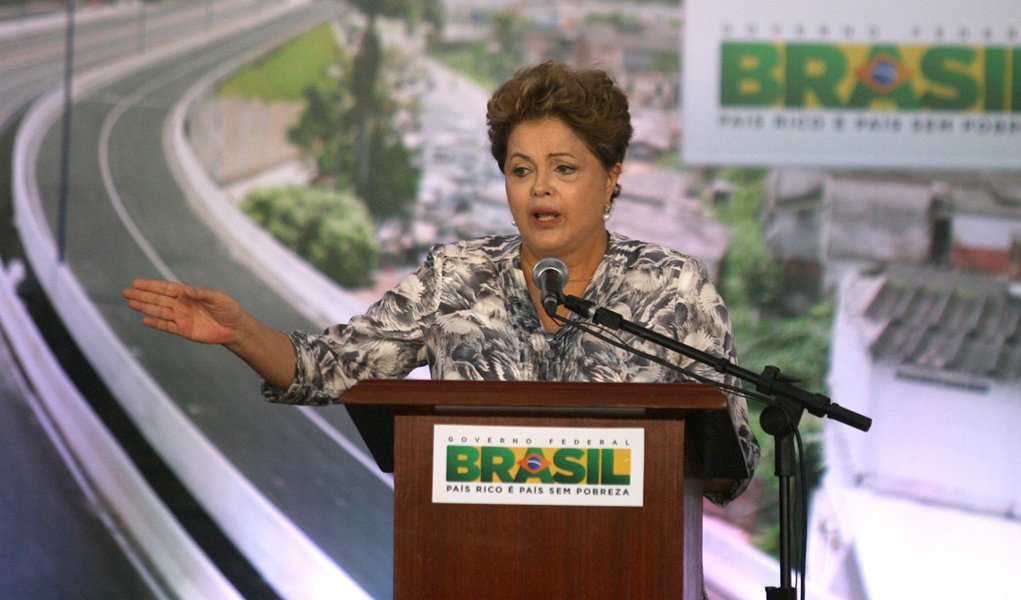 ***FOTO EMBARGADA PARA JORNAIS DE SALVADOR*** SALVADOR, BA, 01.11.2013: DILMA ROUSSEFF/VIA EXPRESSA/BA - A presidente Dilma Rousseff durante inauguração da Via Expressa Baía de Todos-os-Santos, que liga a BR-324 ao Porto de Salvador. Estiveram na cerimôni
