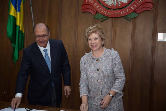 SÃO PAULO, SP, 06.09.2013: ALCKMIN/MARTA/ACORDO CULTURAL - O governador de São Paulo Geraldo Alckmin e a ministra da Cultura, Marta Suplicy, assinam a adesão do Estado de São Paulo ao Sistema Nacional de Cultura e do convênio para a rede de Pontos de Cult