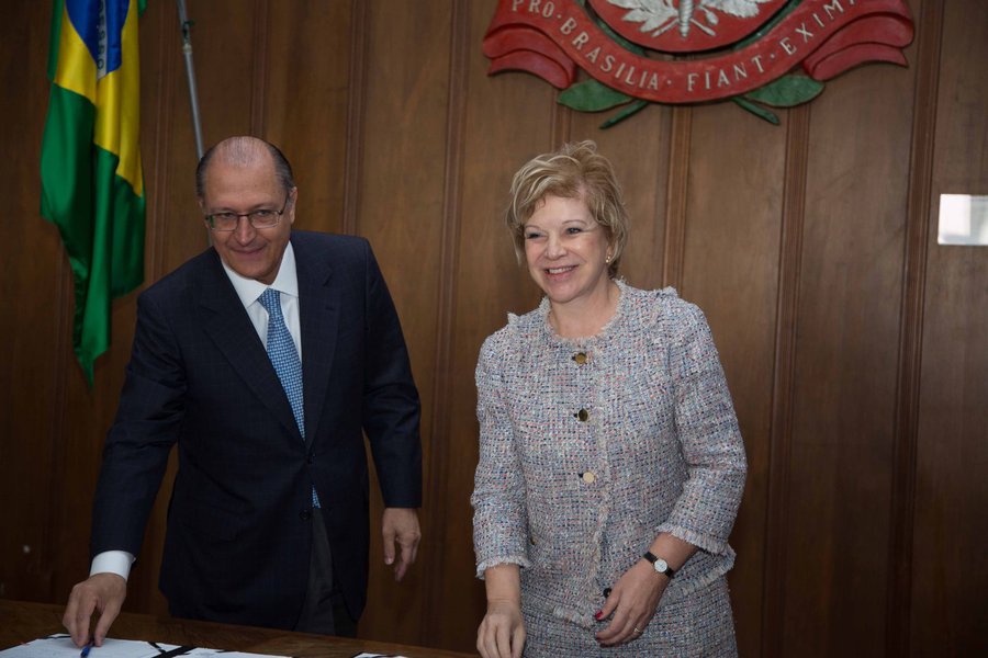 SÃO PAULO, SP, 06.09.2013: ALCKMIN/MARTA/ACORDO CULTURAL - O governador de São Paulo Geraldo Alckmin e a ministra da Cultura, Marta Suplicy, assinam a adesão do Estado de São Paulo ao Sistema Nacional de Cultura e do convênio para a rede de Pontos de Cult