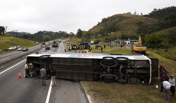 Acidente na Dutra, em São Paulo, mata um e fere 17