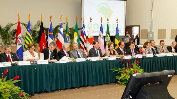 Sob chuva, Dilma anuncia R$ 9 bi contra a seca no CE