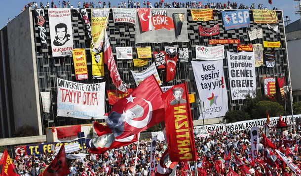 Milhares protestam na Turquia; premiê desafia