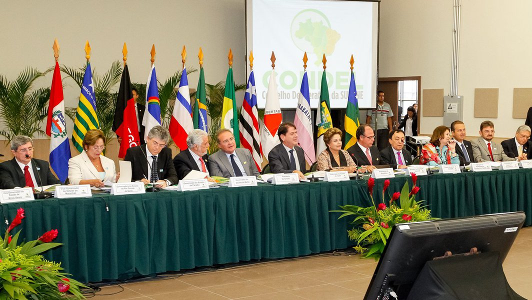 Sob chuva, Dilma anuncia R$ 9 bi contra a seca no CE