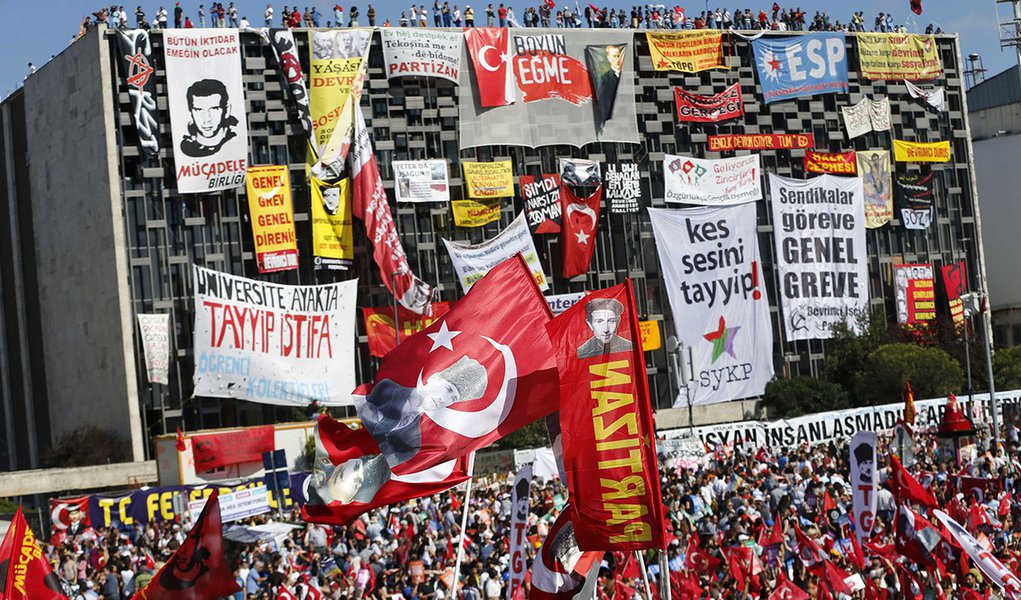 Milhares protestam na Turquia; premiê desafia