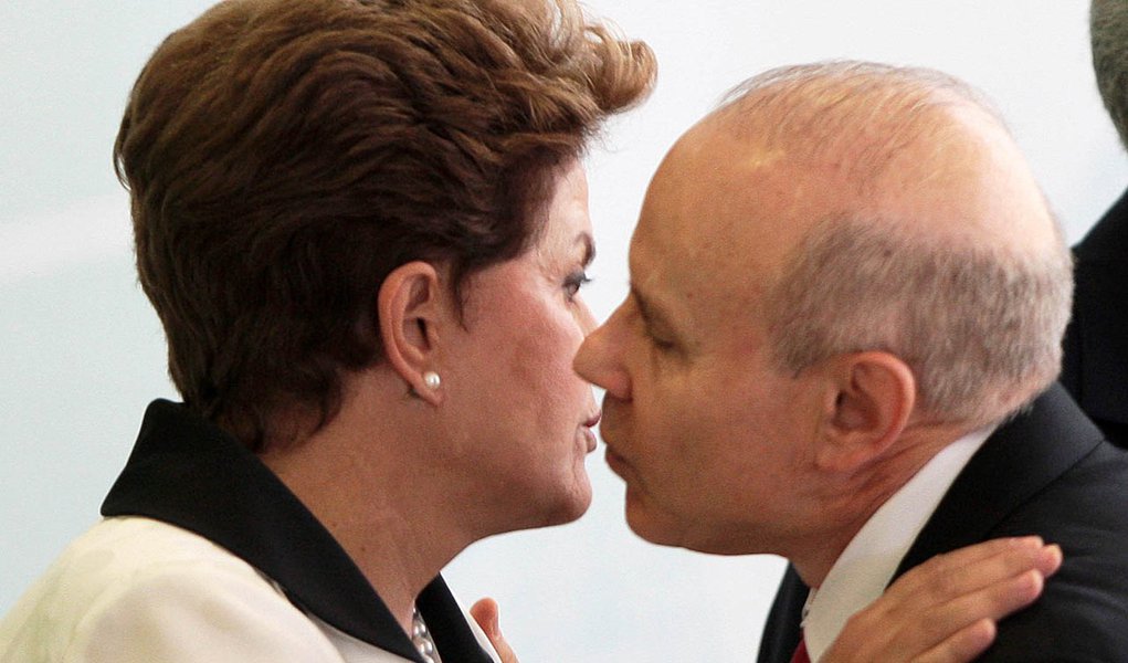 MEDIDAS1  BSB DF DILMA/MEDIDAS  - A presidente Dilma Rousseff e o ministro da Fazenda, Guido Mantega conversam apÃ³s anuncio das medidas pelo ministro, no  salÃ£o Branco do  Palacio do Planalto, em BrasÃ­lia.03/04/2012. FOTO DIDA SAMPAIO/A


