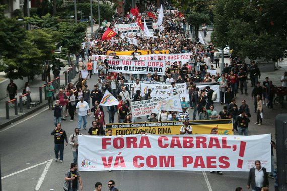 RIO DE JANEIRO,RJ,16.08.2013:PROTESTO/PROFESSORES/CABRAL E PAES - Professores do Rio de Janeiro na regi�o do Largo do Machado durante uma passeata nesta sexta-feira (16), do Largo do Machado at� o Pal�cio Guanabara no Rio de Janeiro (RJ), em protesto cont