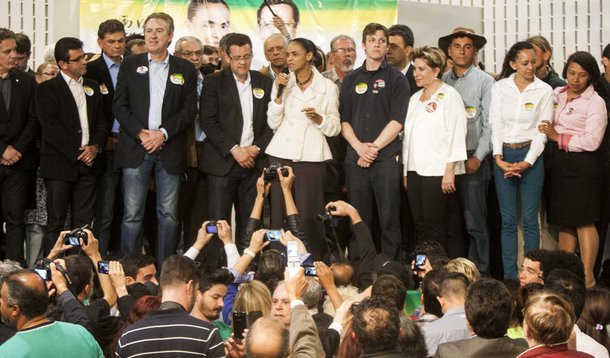 Candidata à Presidência da República pela Coligação Unidos pelo Brasil, Marina Silva cumpre agenda em Curitiba capital do Paraná, acompanhada por seu candidato a vice, Beto Albuquerque. Na foto Marina Silva e Beto Albuquerque participam de coletiva de imp