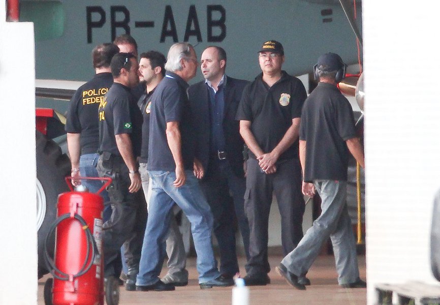BRASÍLIA, DF, 16.11.2013: DESEMBARQUE/CONDENADOS/MENSALÃO/DF - Condenados do mensalão, José Genoino, José Dirceu e mineiros, desembarcam no hangar da PF em Brasilia. (Foto: Pedro Ladeira/Folhapress)