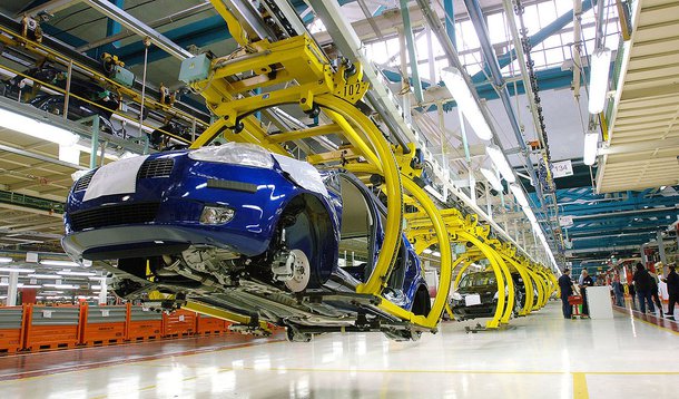 Â© Giorgio Perottino / LaPresseTorino, 26-05-2006Economia, varieLa prima Grande Punto esce dalla linea di Mirafiori di Torino.Nella foto: gli operai della linea.