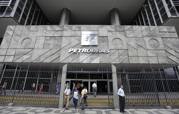 Pessoas entram e saem da sede da Petrobras no Rio de Janeiro. A política de dividendos da Petrobras vai continuar a mesma disse o diretor financeiro da companhia, Almir Barbassa. 24/09/2010 REUTERS/Bruno Domingos