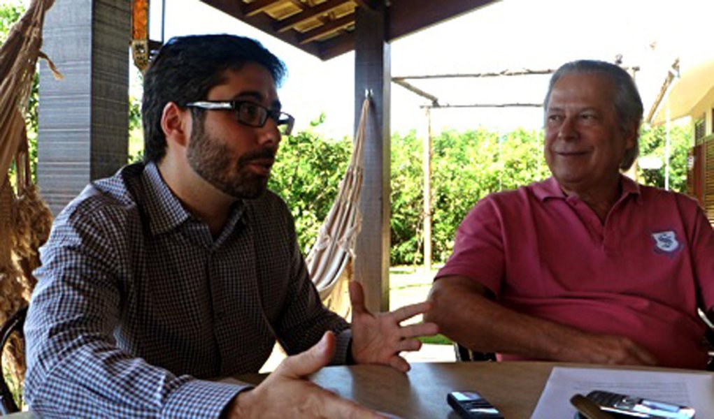 À espera da sentença, Dirceu ataca de repórter