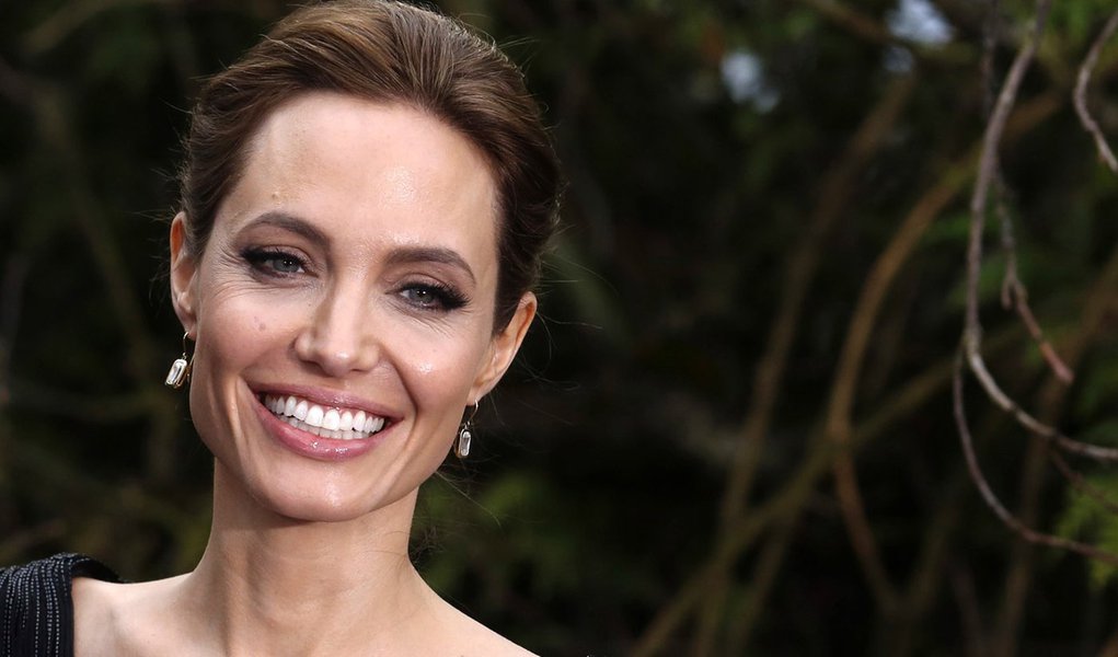Atriz Angelina Jolie em evento no PalÃ¡cio de Kensington, em Londres. 8/5/2014  REUTERS/Luke MacGregor