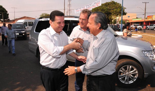 Perillo entrega asfalto e anuncia novas indústrias