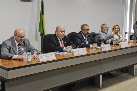 Projeto contra homofobia: Paim busca consenso
