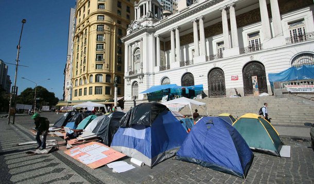 RIO DE JANEIRO,RJ,30.08.2013:PROTESTO/CÂMARA/OCUPAÇÃO - Manifestantes permanecem acampados em frente à Câmara dos Vereadores no Rio de Janeiro (RJ), na manhã desta sexta-feira (30). Os manifestantes tentam alterar os rumos da CPI dos Ônibus, que investiga