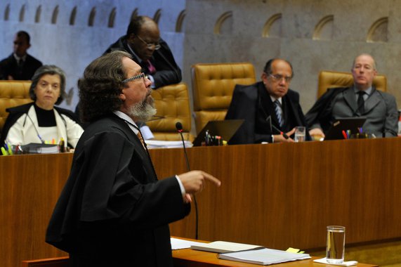 Bras�lia - O advogado Antonio Carlos de Almeida Castro, o Kakay, defensor de Zilmar Fernandes, s�cia do publicit�rio Duda Mendon�a. ocupa a tribuna no julgamento do processo do mensal�o no Supremo Tribunal Federal.  Kakay disse que o processo do mensal�o 