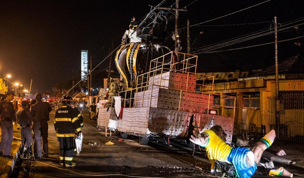 Quatro morrem no desfile de carnaval em Santos
