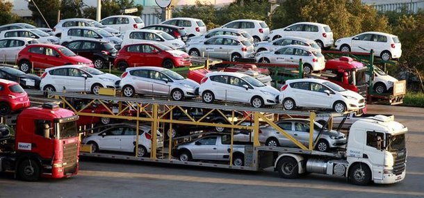 Carros novos sÃ£o transportados em um caminhÃ£o cegonha em SÃ£o Bernardo do Campo, SÃ£o Paulo. 29/04/2014. REUTERS/Paulo Whitaker (BRAZIL= - Tags: TRANSPORT BUSINESS)