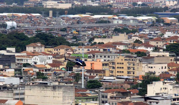 RIO DE JANEIRO, RJ - 27.03.2012: OPERAÇÃO/COMPLEXO ALEMÃO/RJ - Policiais do Bope (Batalhão de Opeções Especiais) e do Batalhão de Choque realizam uma operação no Complexo do Alemão, na zona norte da cidade, para implantação de uma UPP (Unidade de Polícia 