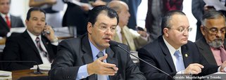 Senador Eduardo Braga (PMDB-AM) durante anÃ¡lise de projeto que institui Plano Nacional de EducaÃ§Ã£o (PLC 103/2012)