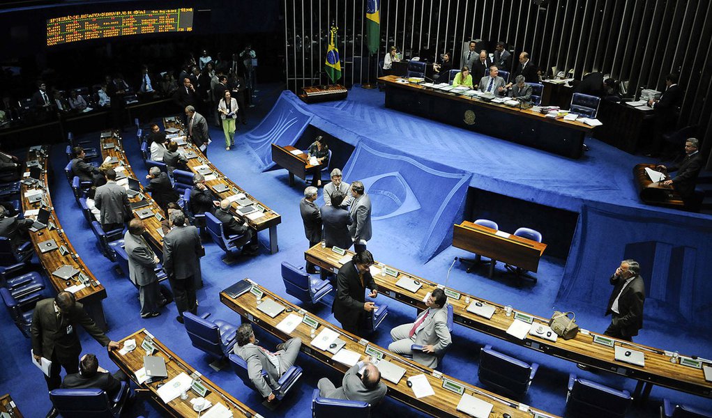 Senado aprova ficha limpa para servidores