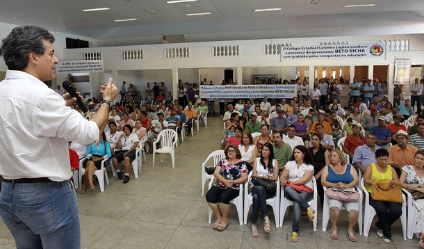 CARLÓPOLIS - Governador Beto Richa destaca as ações do governo no município, durante encontro com o prefeito  Marcos Antonio David, faz anúncios e libera recursos para obras e demais programas. Carlópolis, 13/11/2013. Foto: Orlando Kissner/ANPr