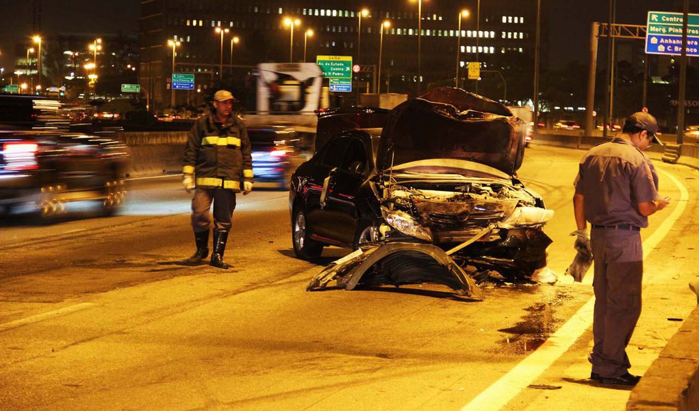 SÃO PAULO,SP,15.11.2013:ACIDENTE/CARRO BATE EM MURETA/MARGINAL TIETÊ - Veículo perde o controle e bate em mureta de proteção da Marginal Tietê, sentido Castelo Branco, na noite desta sexta-feira (15). Segundo informações da assessoria do Corpo de Bombeiro