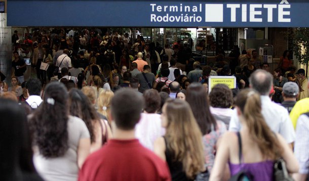 Cerca de 250 mil devem deixar a cidade de ônibus