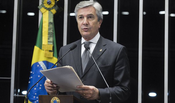 “Vilela administra de costas para o povo”, diz Collor