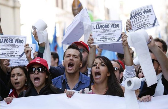 Protesto organizado por sindicatos de funcionÃ¡rios pÃºblicos no centro de Roma. 8/11/2014. REUTERS/Remo Casilli