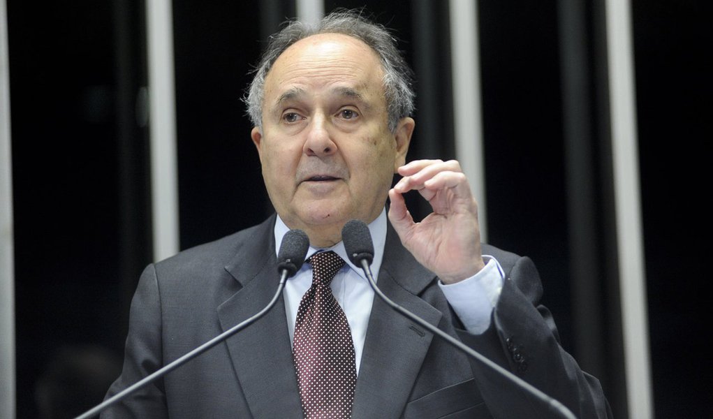 Em discurso na tribuna do plenário do Senado, senador Cristovam Buarque (PDT-DF).