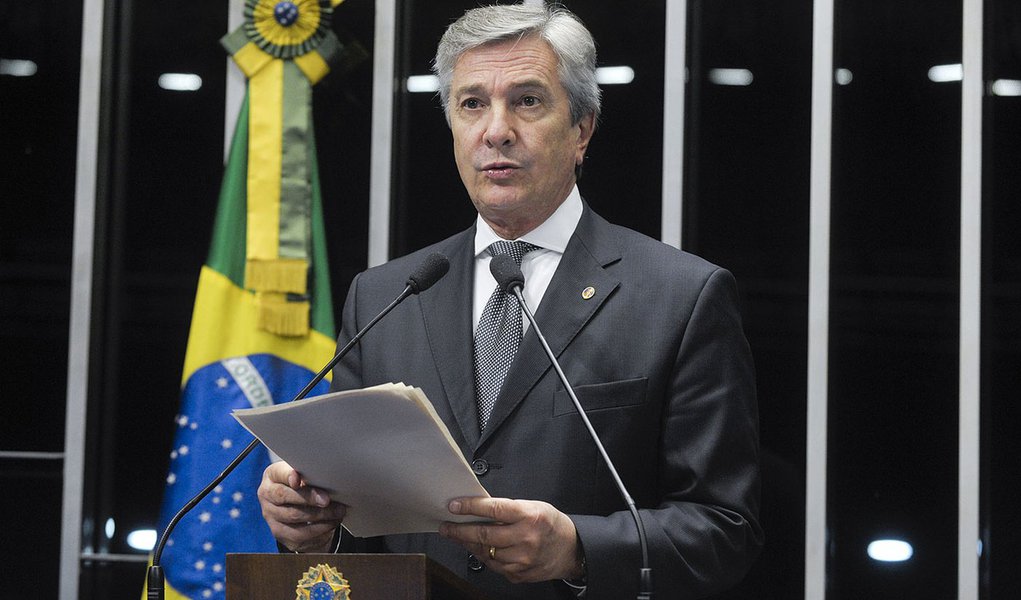 “Vilela administra de costas para o povo”, diz Collor