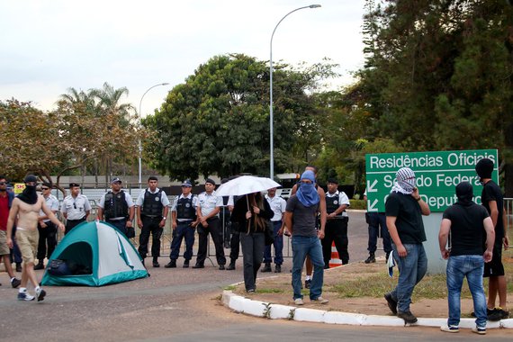 BRAS�LIA, DF. 17.08.2013: PROTESTO/RENAN CALHEIROS/DF - Manifestantes se reuniram na tarde deste s�bado (17) em frente a casa do presidente do Senado, Renan Calheiros (PMDB-AL), para pedir a ren�ncia do parlamentar. Homens da Pol�cia Militar do Distrito F