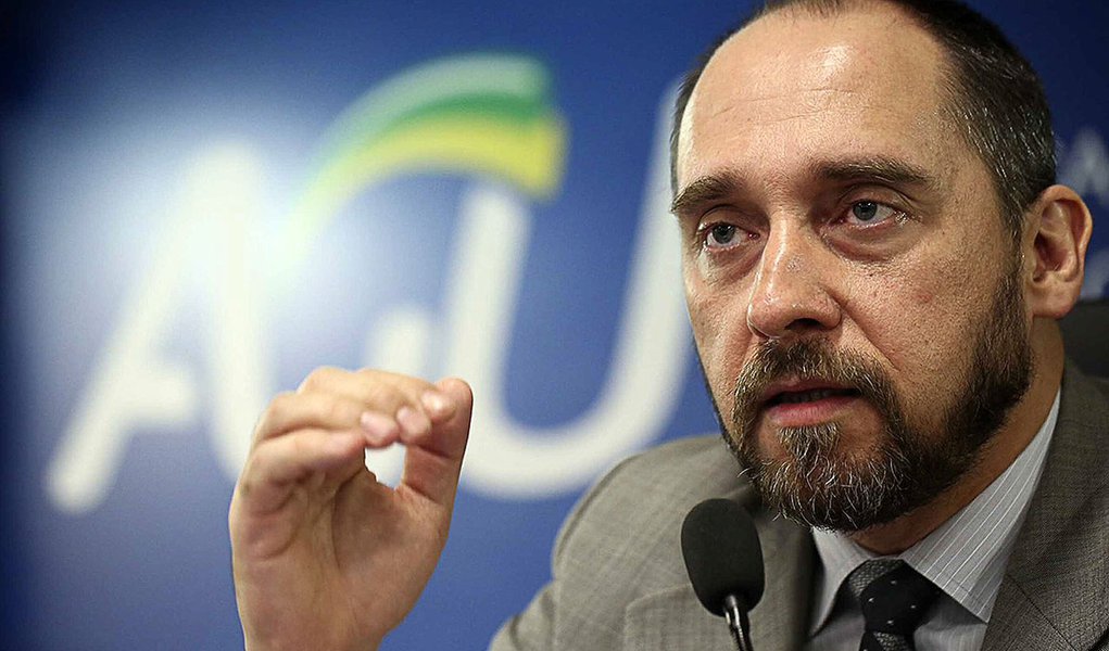 Brasília - O advogado-geral da União, Luis Inácio Adans, durante coletiva comenta a nova lei orgânica da AGU, normalizada através da Lei 73/93
