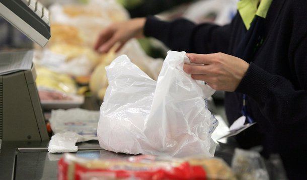 Supermercados não estão obrigados a dar sacolas