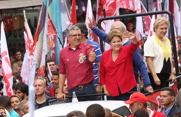 São Paulo 20/09/2014 Ex-Ministro da Saúde Alexandre Padilha , candidato do PT ao Governo do Estado durante carreata com a Presidenta Dilma no Largo 13 de Maio na Zona Sul  . Foto Paulo PInto/Analítica