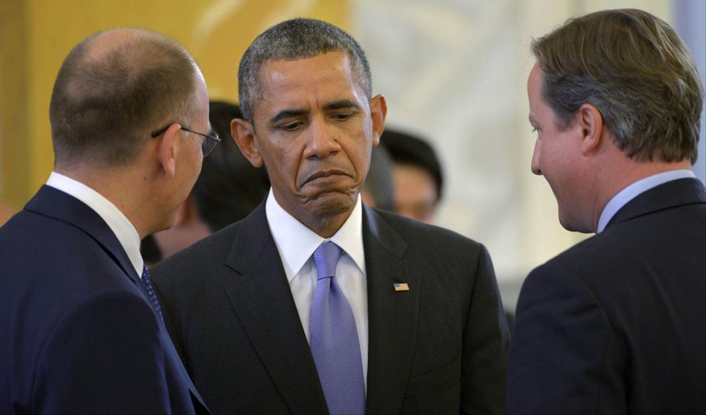 Italy's Prime Minister Enrico Letta (L), U.S. President Barack Obama (C) and British Prime Minister David Cameron (R) talk at the second working session of the G20 Summit in the Constantine Palace in Strelna, St. Petersburg, September 6, 2013.  REUTERS/Al